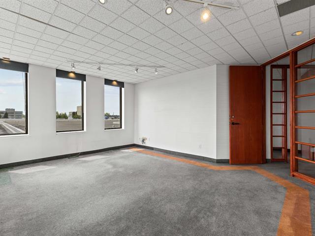 189 Boul. Hymus, #200 Property Photo 11