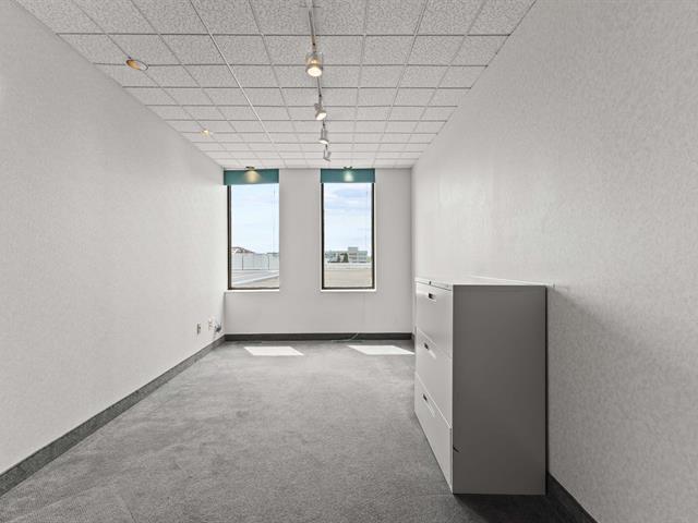 189 Boul. Hymus, #200 Property Photo 12