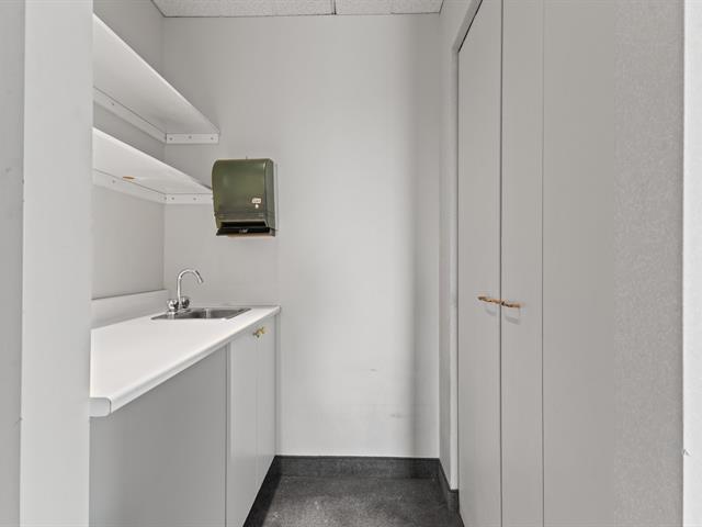 189 Boul. Hymus, #200 Property Photo 15