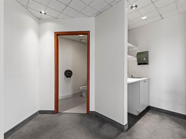 189 Boul. Hymus, #200 Property Photo 16
