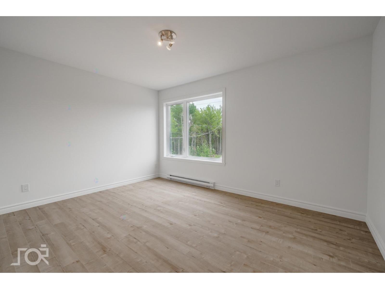 1230 Av. Lambert Property Photo 11
