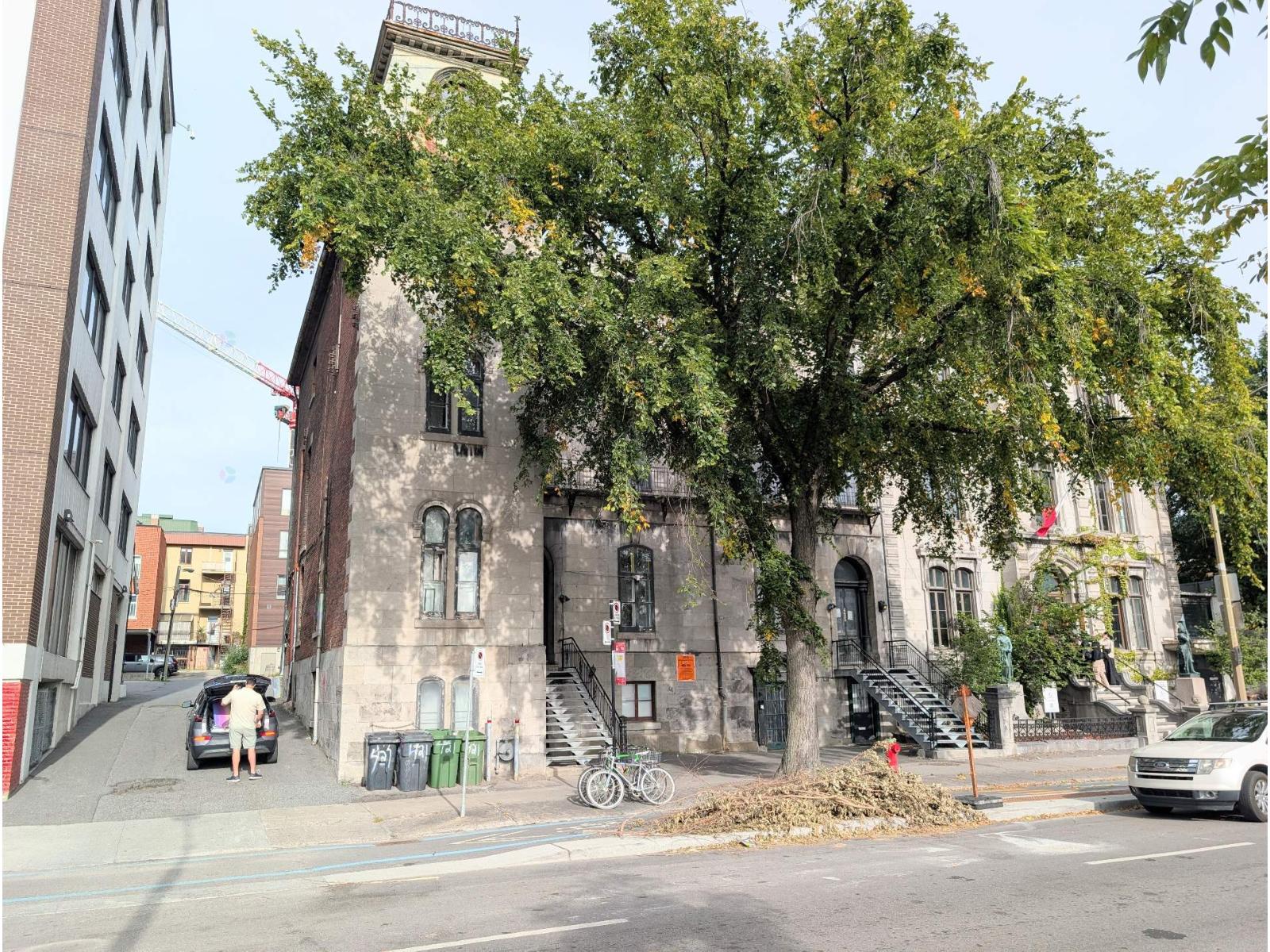 419-427 Av. Viger E. Property Photo 2