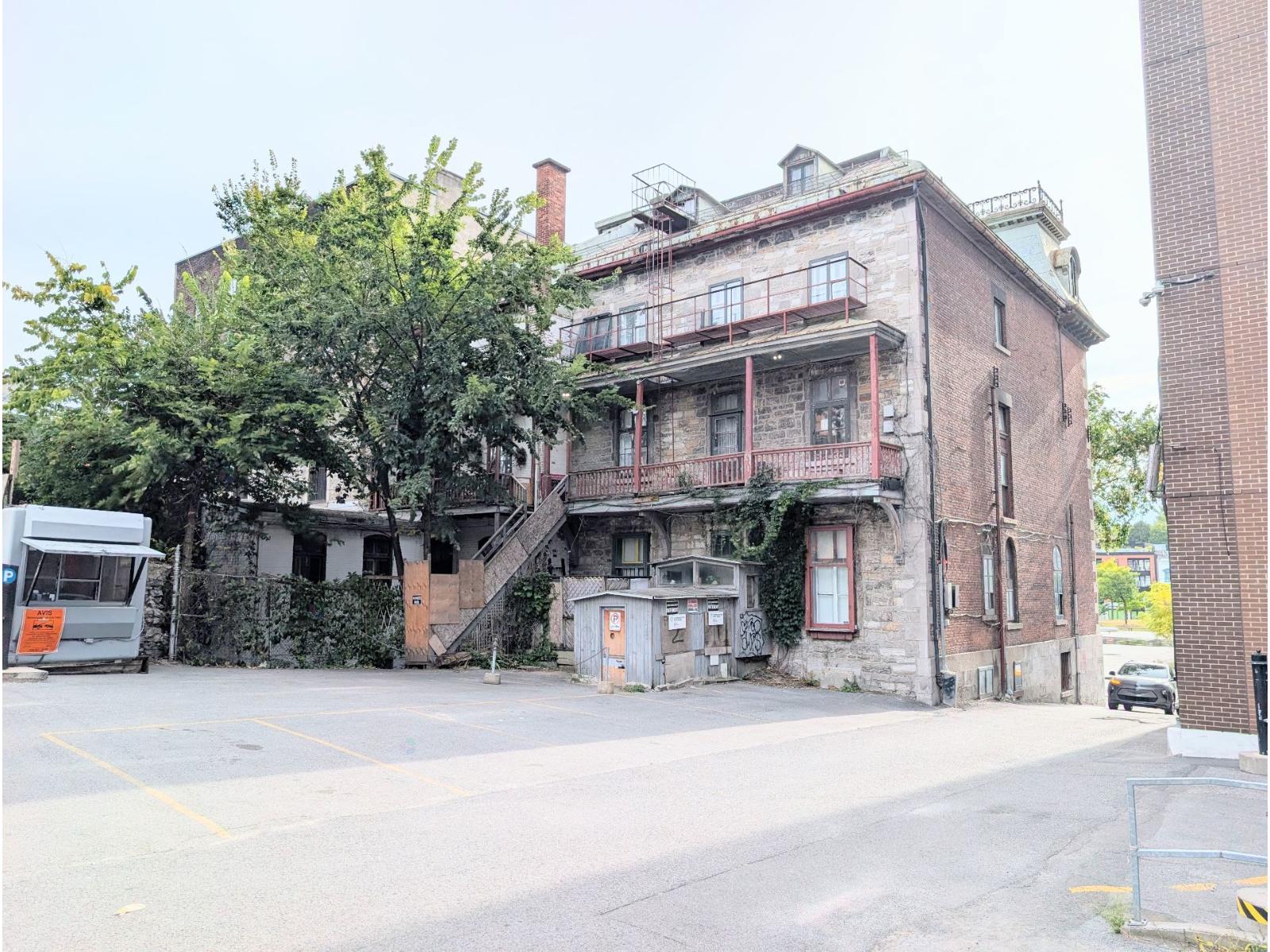 419-427 Av. Viger E. Property Photo 3