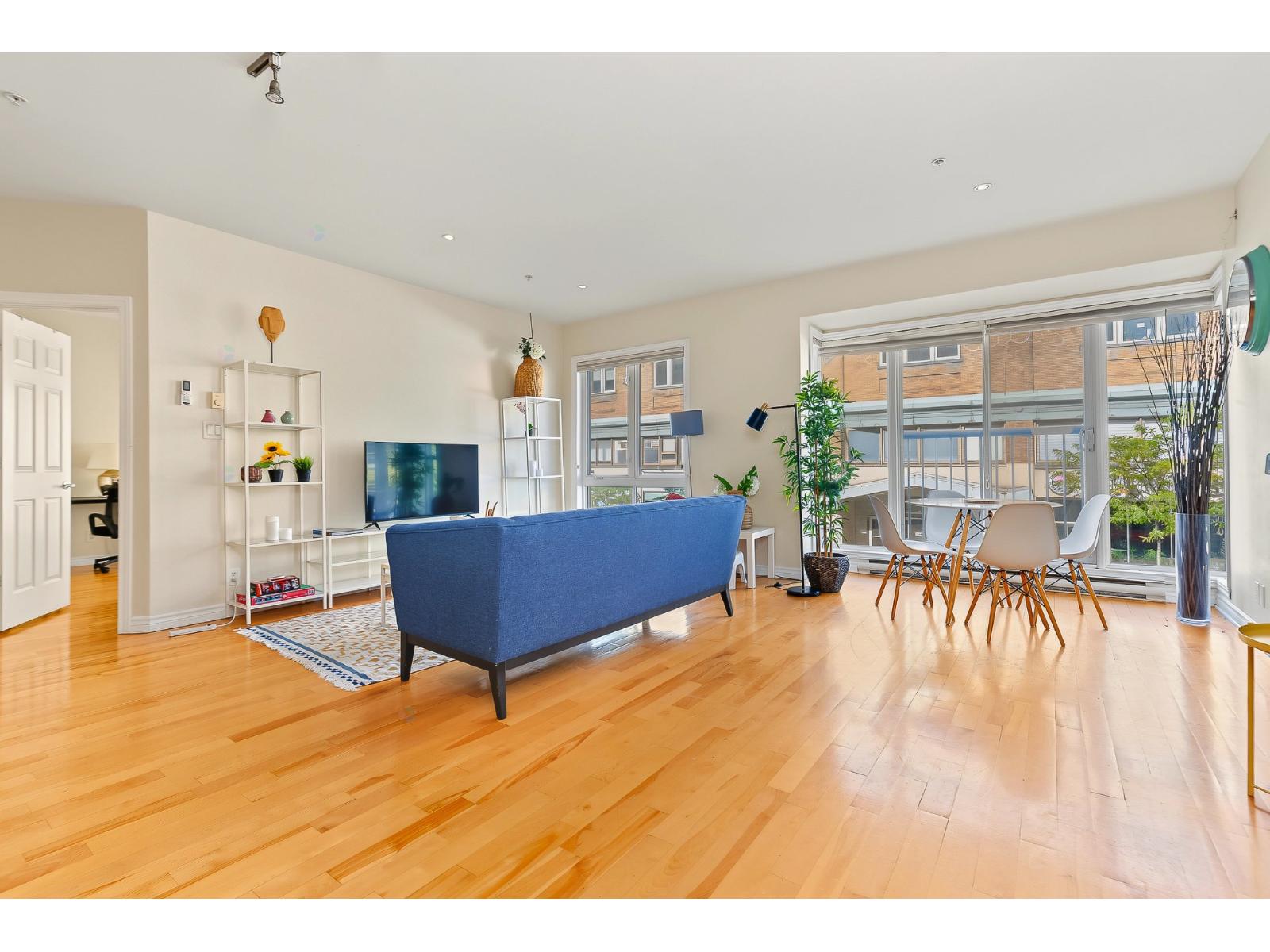 320 Rue Sherbrooke O., #201 Property Photo 9