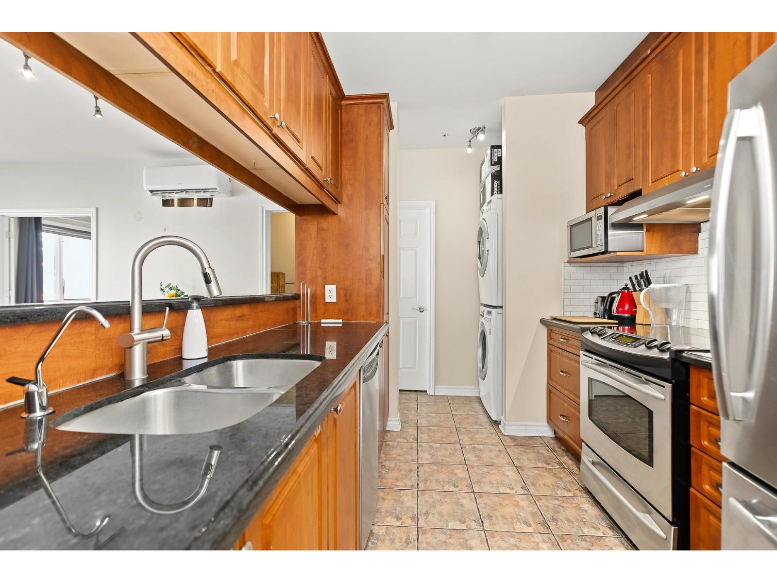 320 Rue Sherbrooke O., #201 Property Photo 13