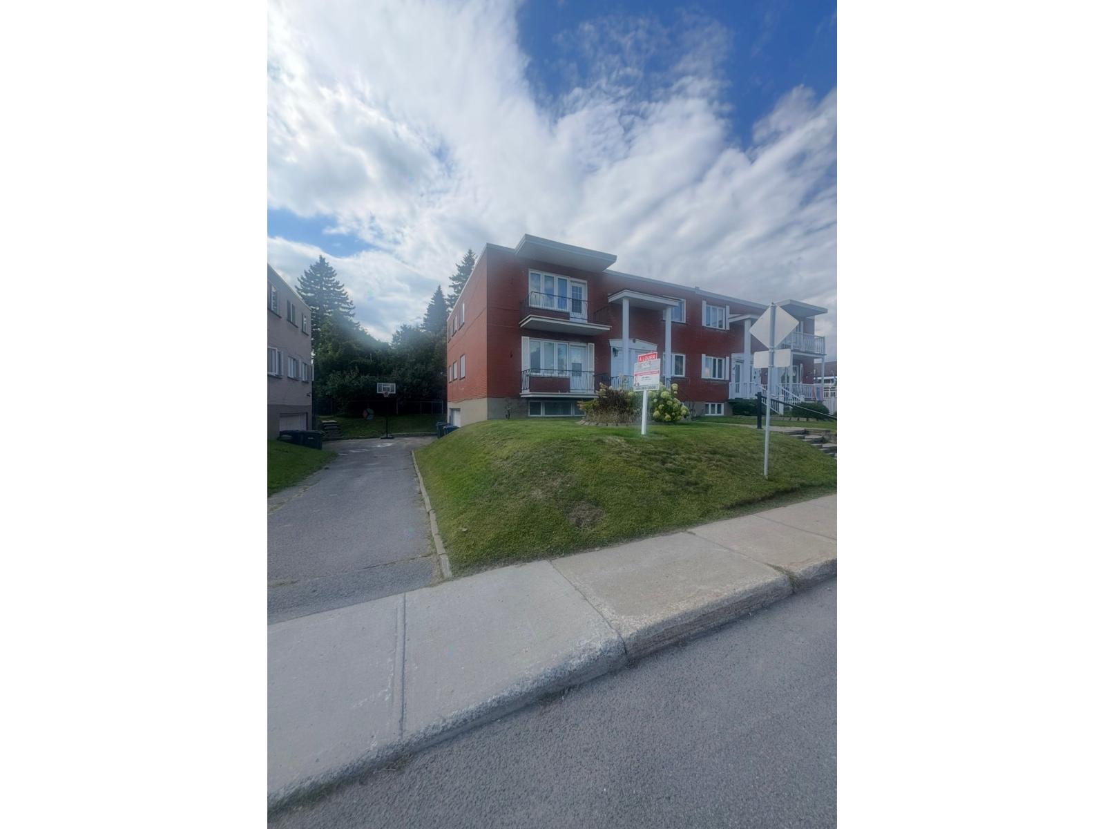 1044 Boul. Élisabeth Property Photo 1