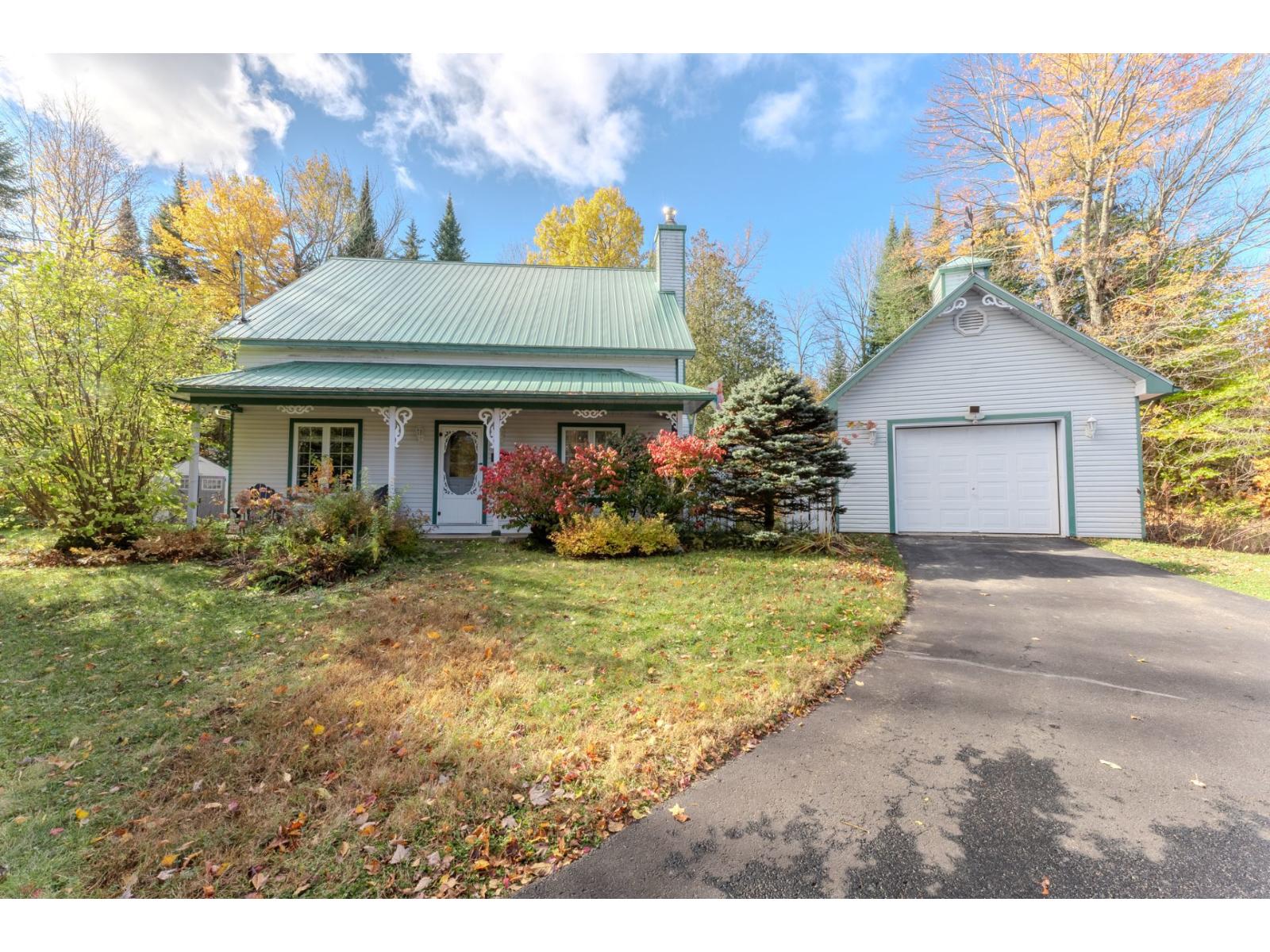 1053 Av. Du Golf Property Photo 1
