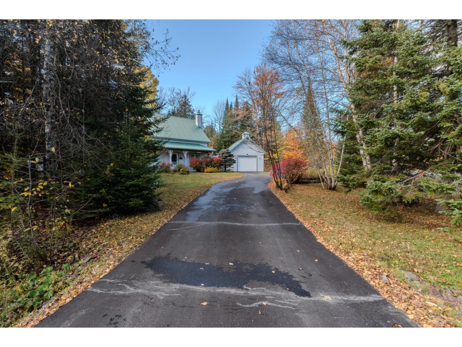 1053 Av. Du Golf Property Photo 3