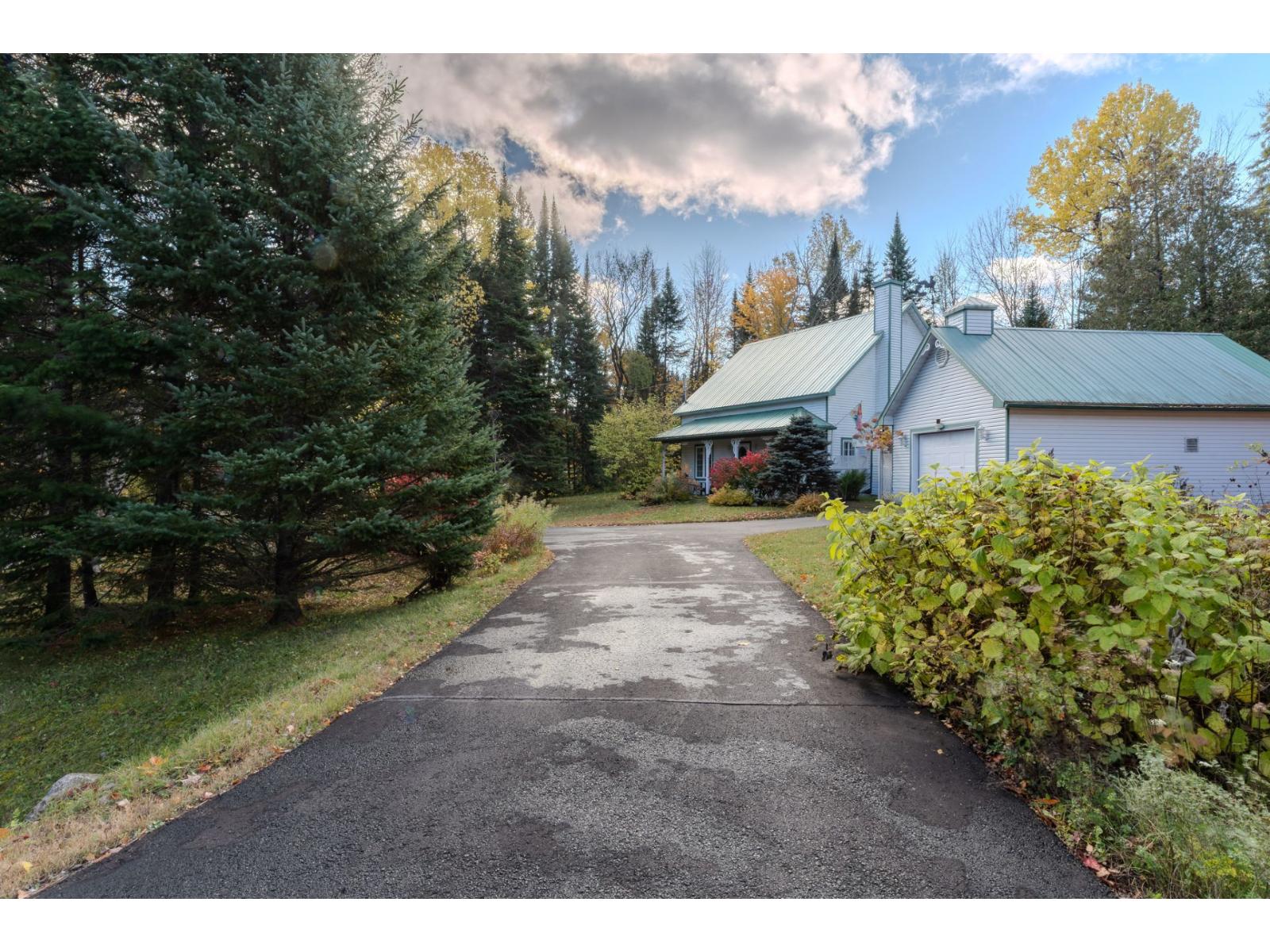 1053 Av. Du Golf Property Photo 4