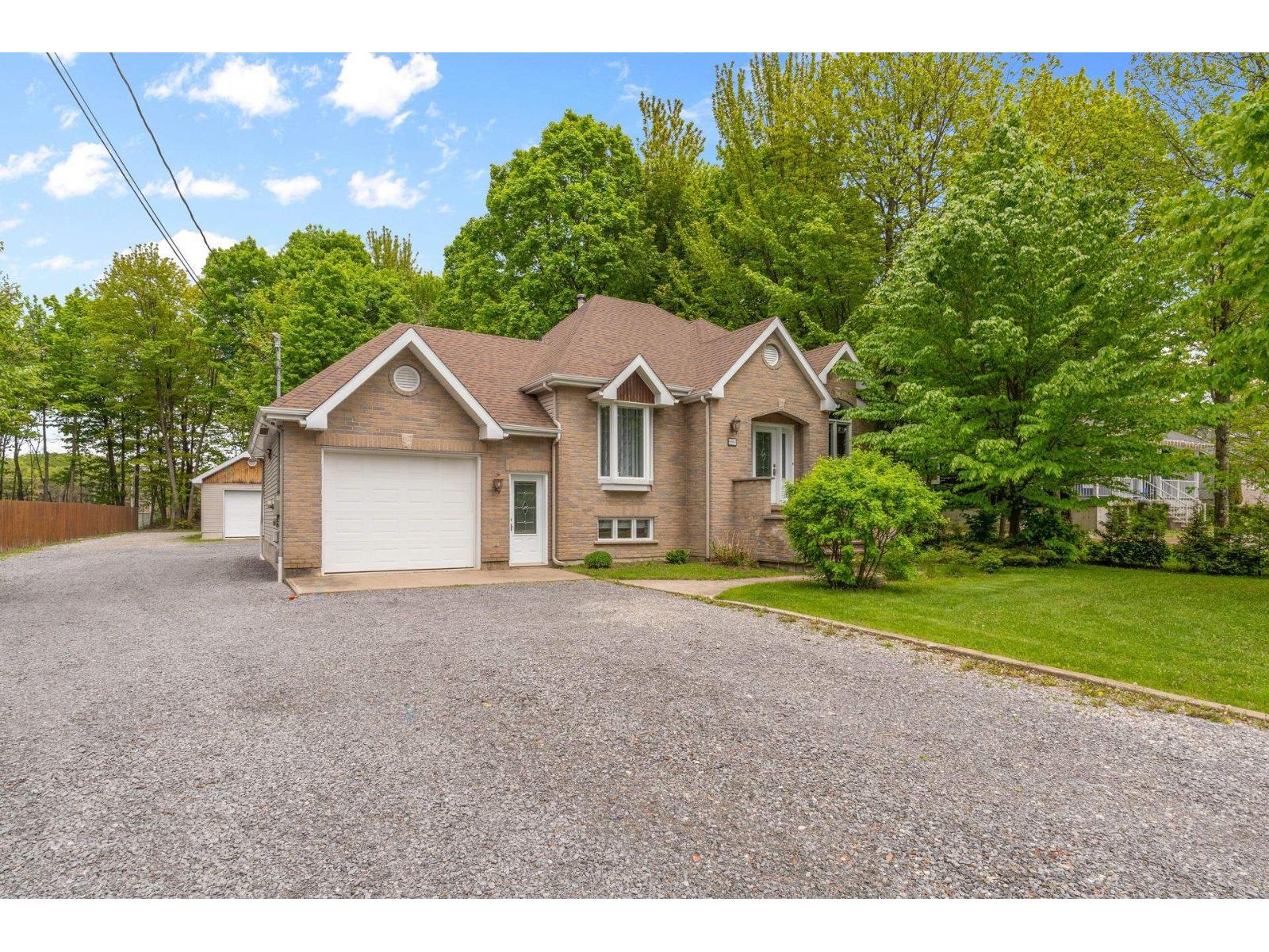 6890 Boul. St-jean Property Photo 2