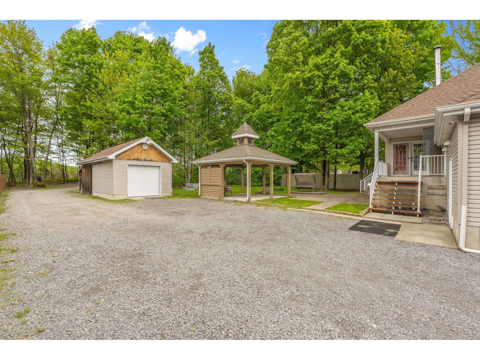6890 Boul. St-jean Property Photo 5