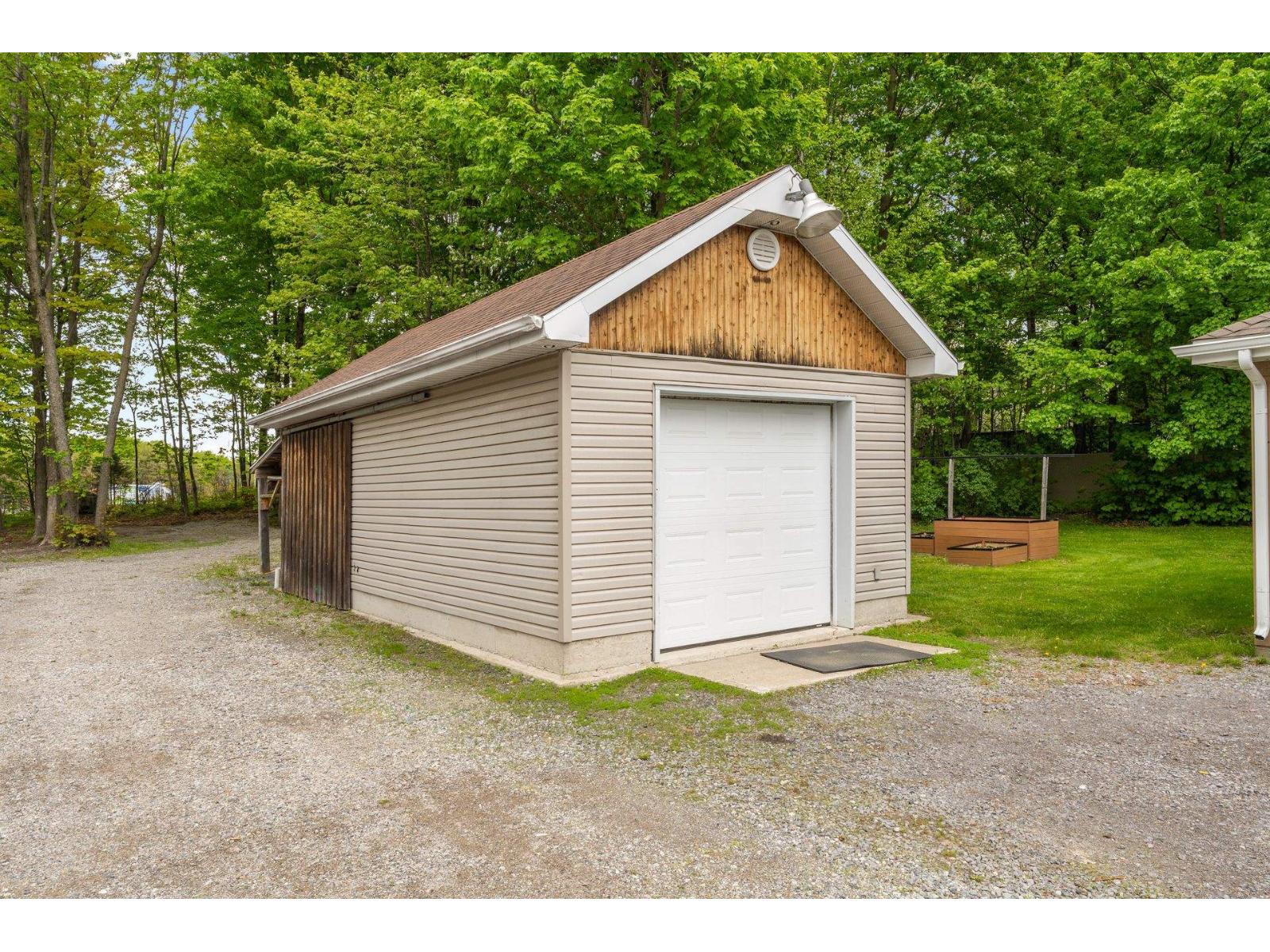 6890 Boul. St-jean Property Photo 34