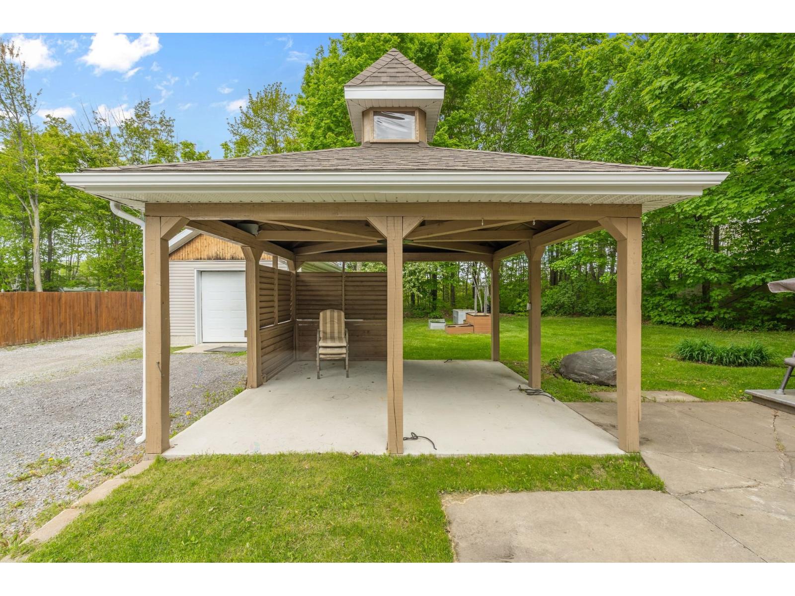 6890 Boul. St-jean Property Photo 35