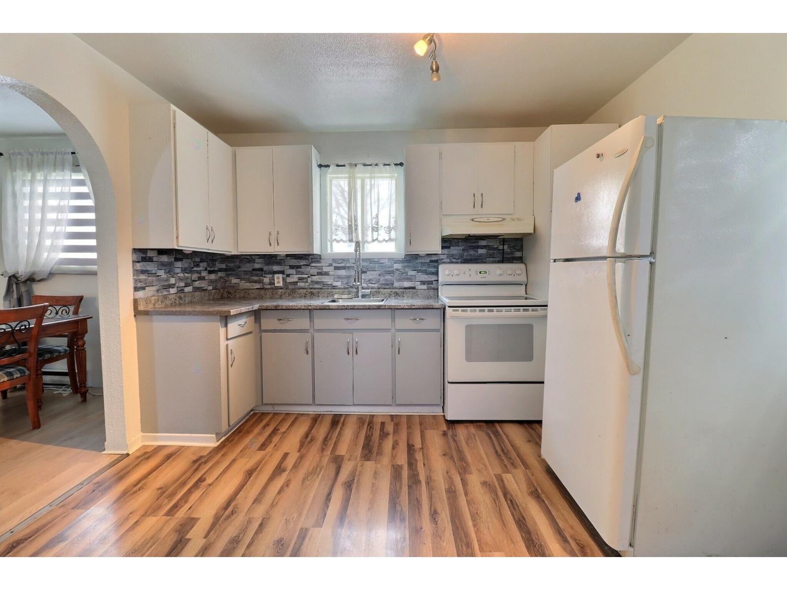 5 2e Avenue E. Property Photo 3