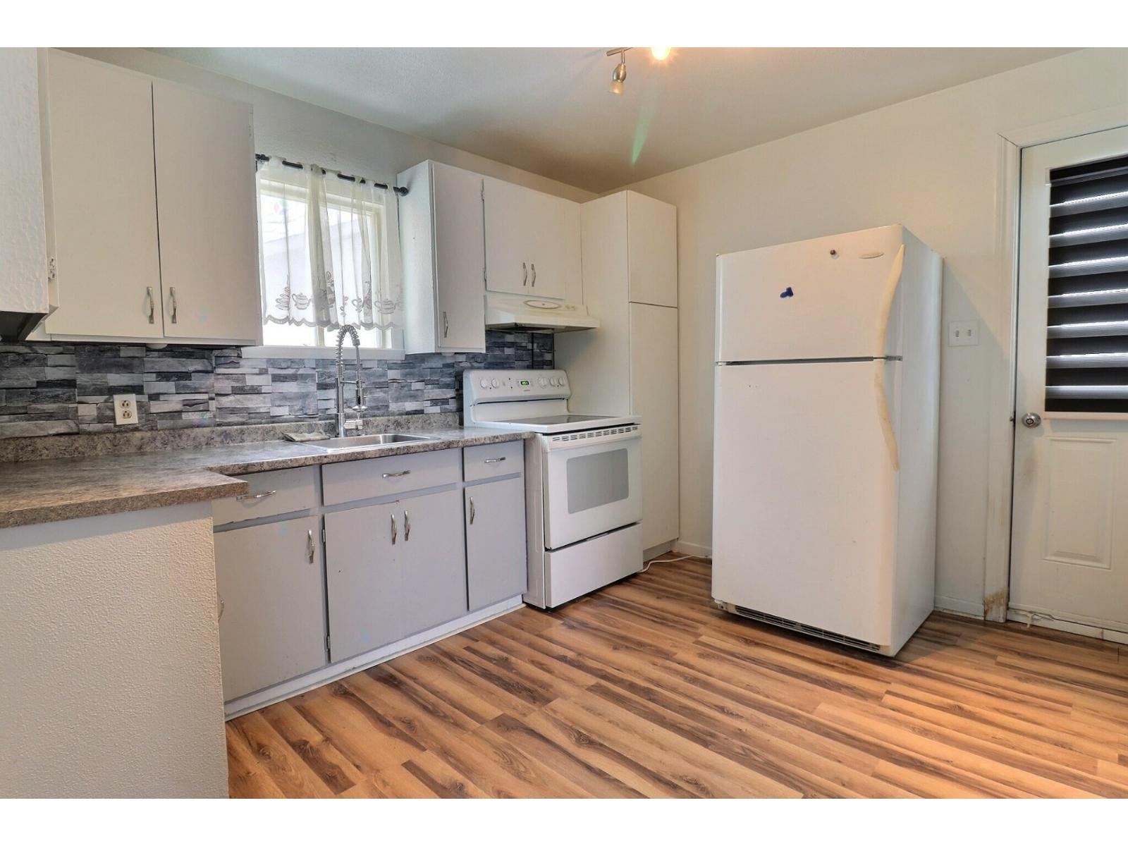 5 2e Avenue E. Property Photo 4