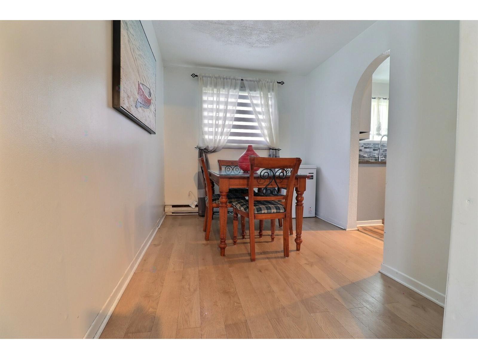 5 2e Avenue E. Property Photo 5