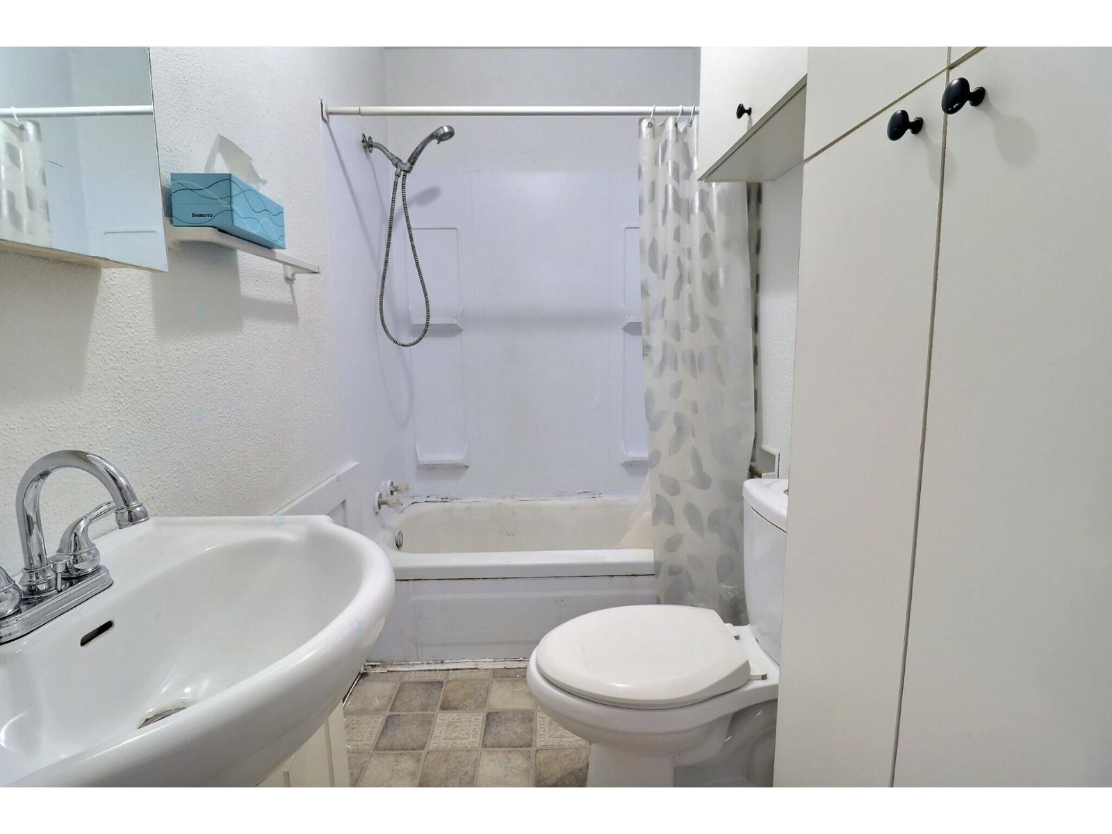 5 2e Avenue E. Property Photo 8