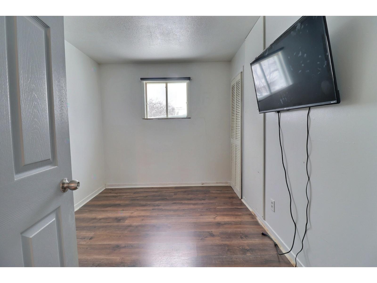 5 2e Avenue E. Property Photo 10