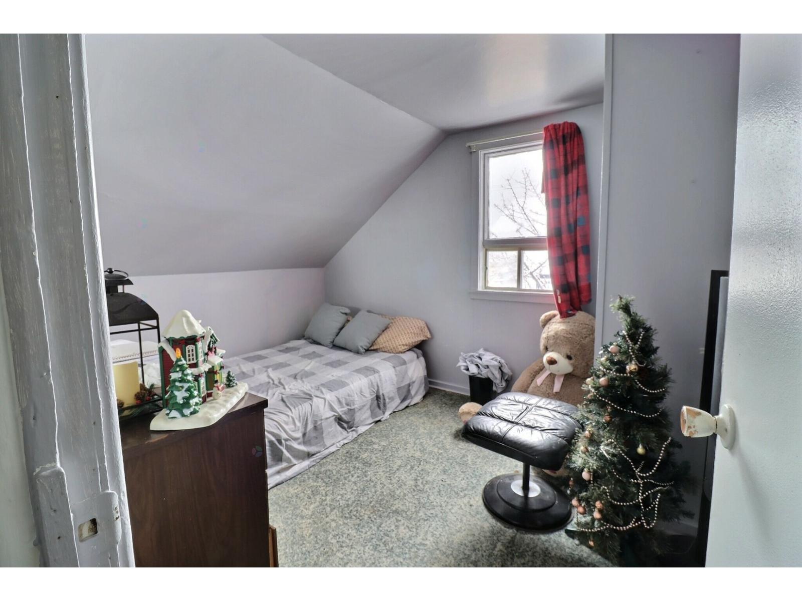 5 2e Avenue E. Property Photo 11