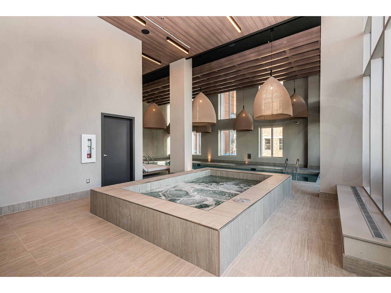 1288 Rue St-antoine O., #1212 Property Photo 3