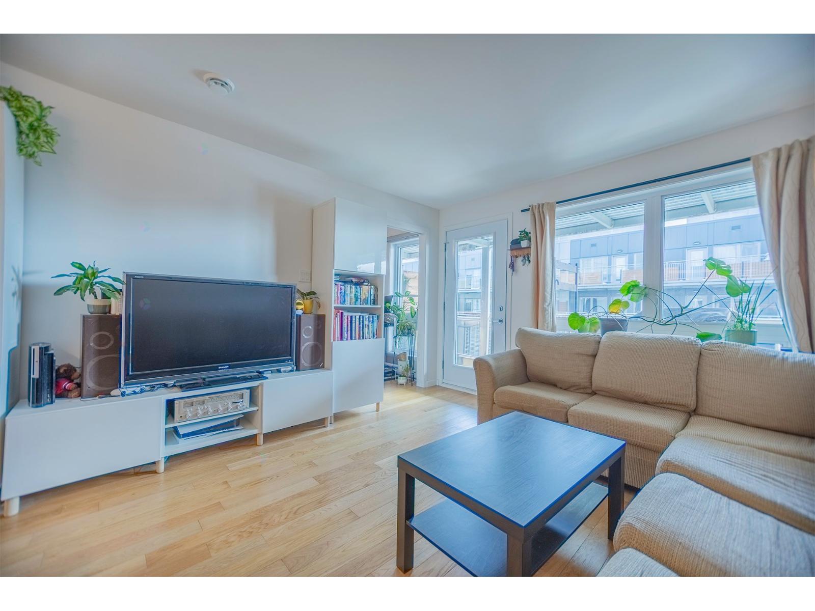 566 Rue Nicolet, #301 Property Photo 3