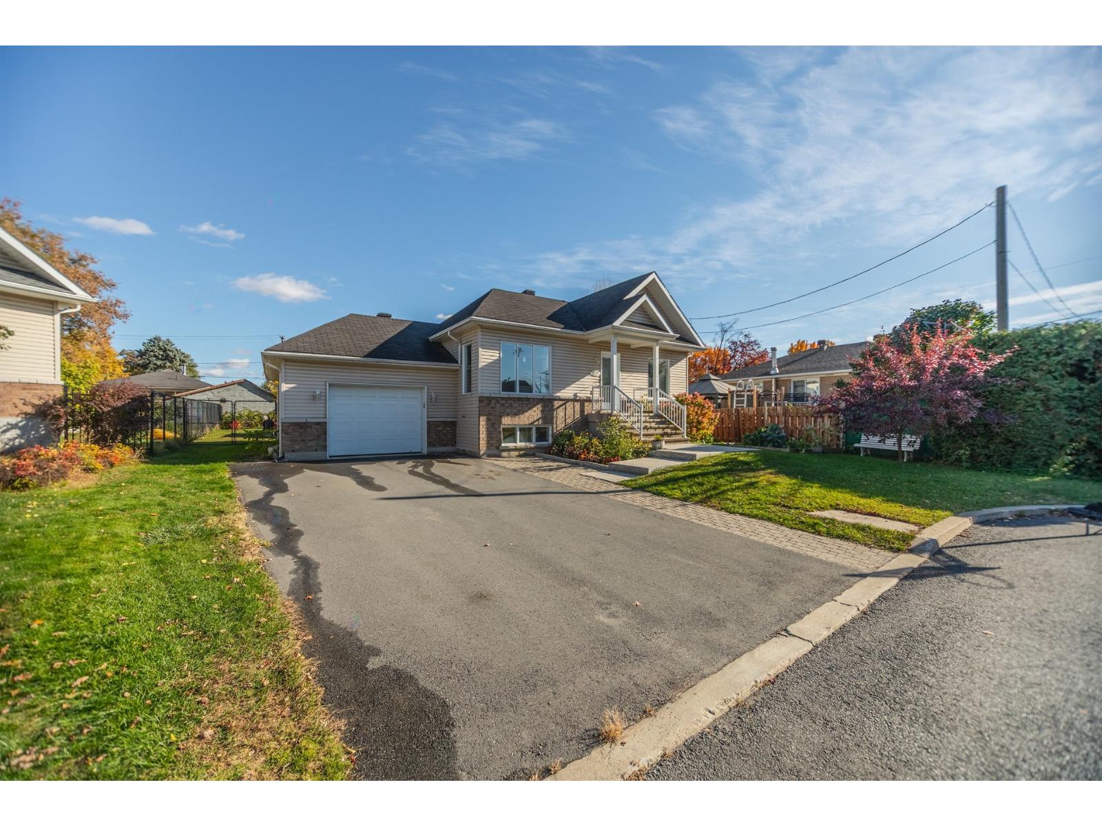 655 Rue Ste-famille Property Photo 1