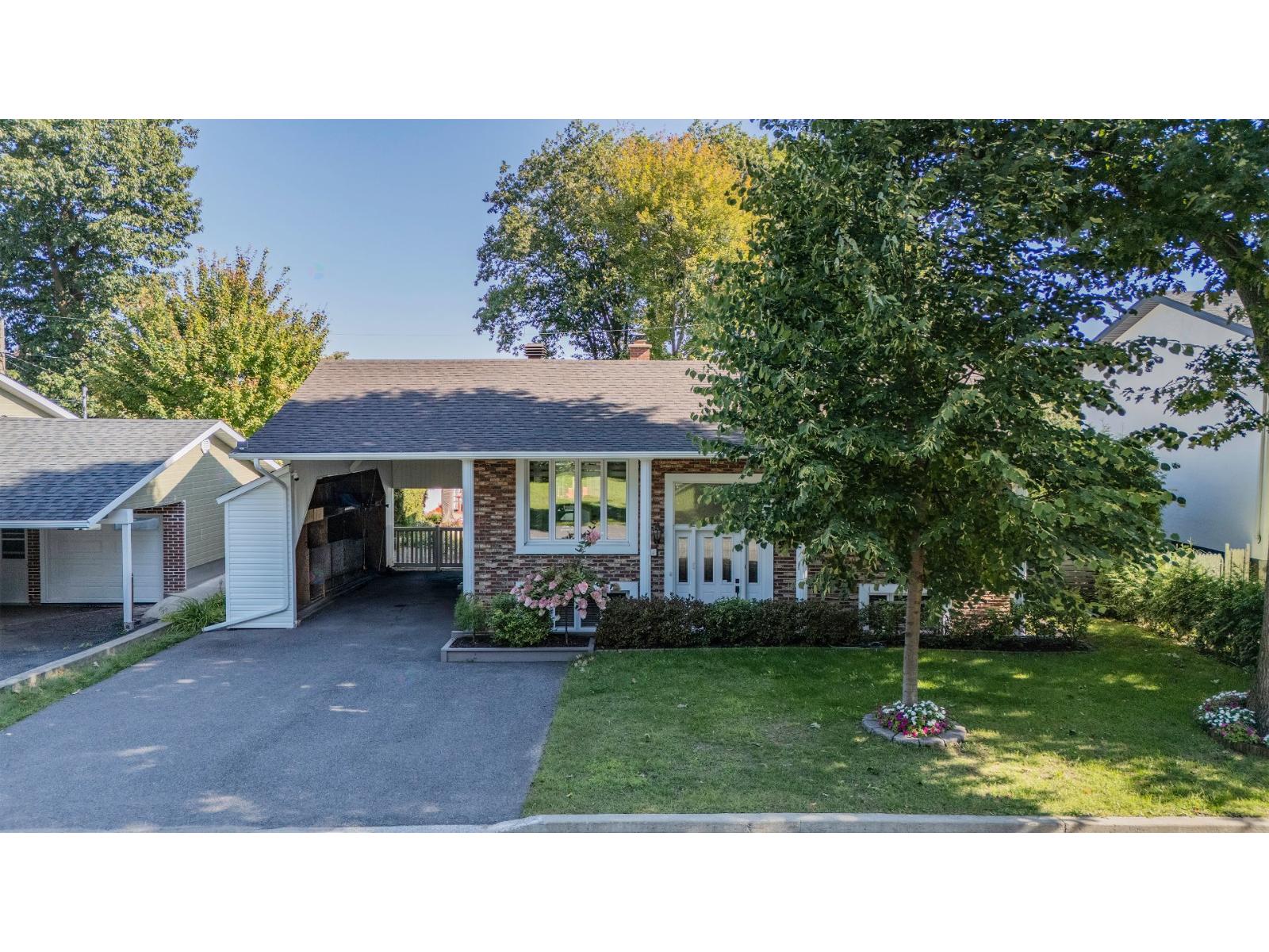 35 Rue Huard Property Photo 40