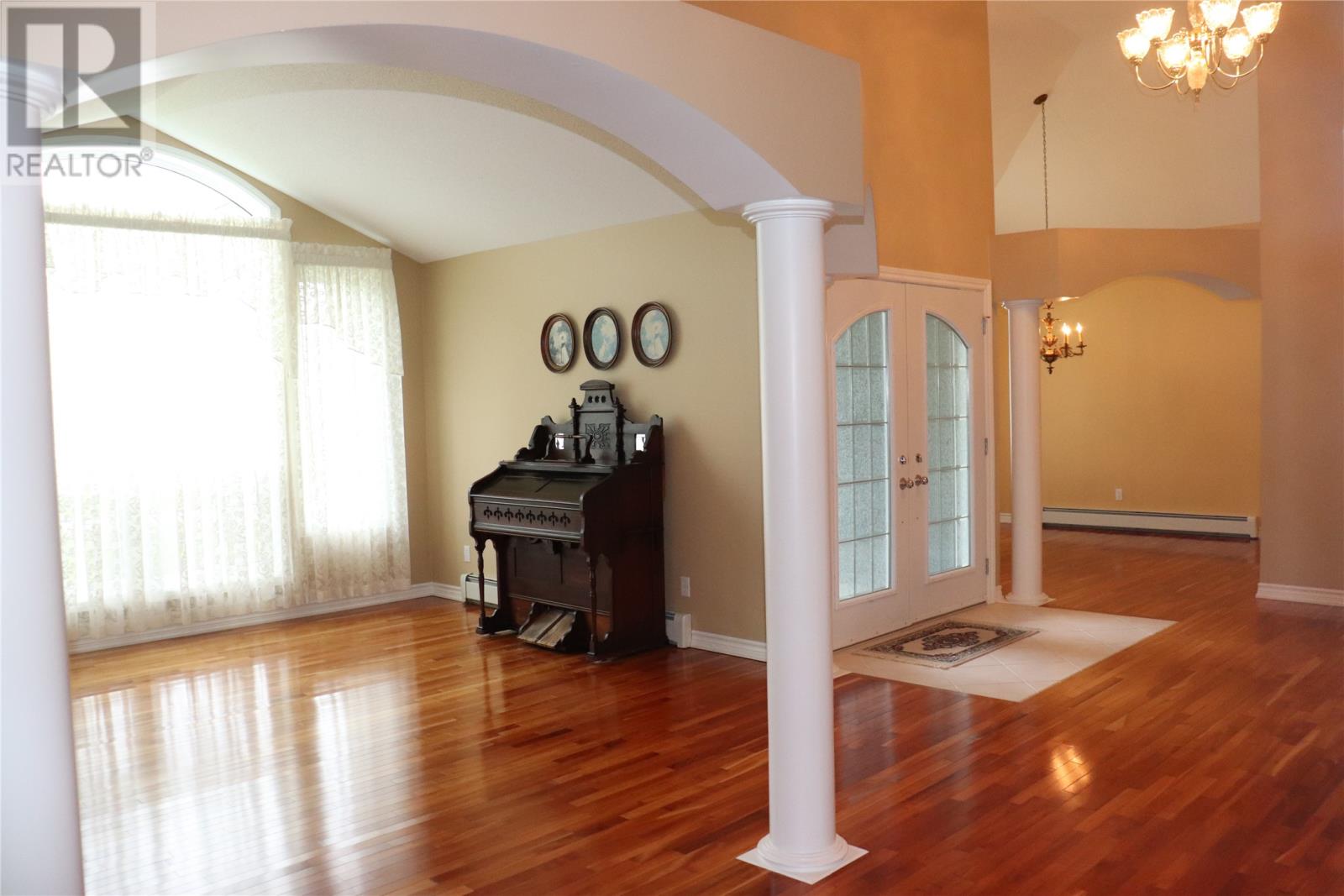 33 Colonial Avenue Property Photo 8