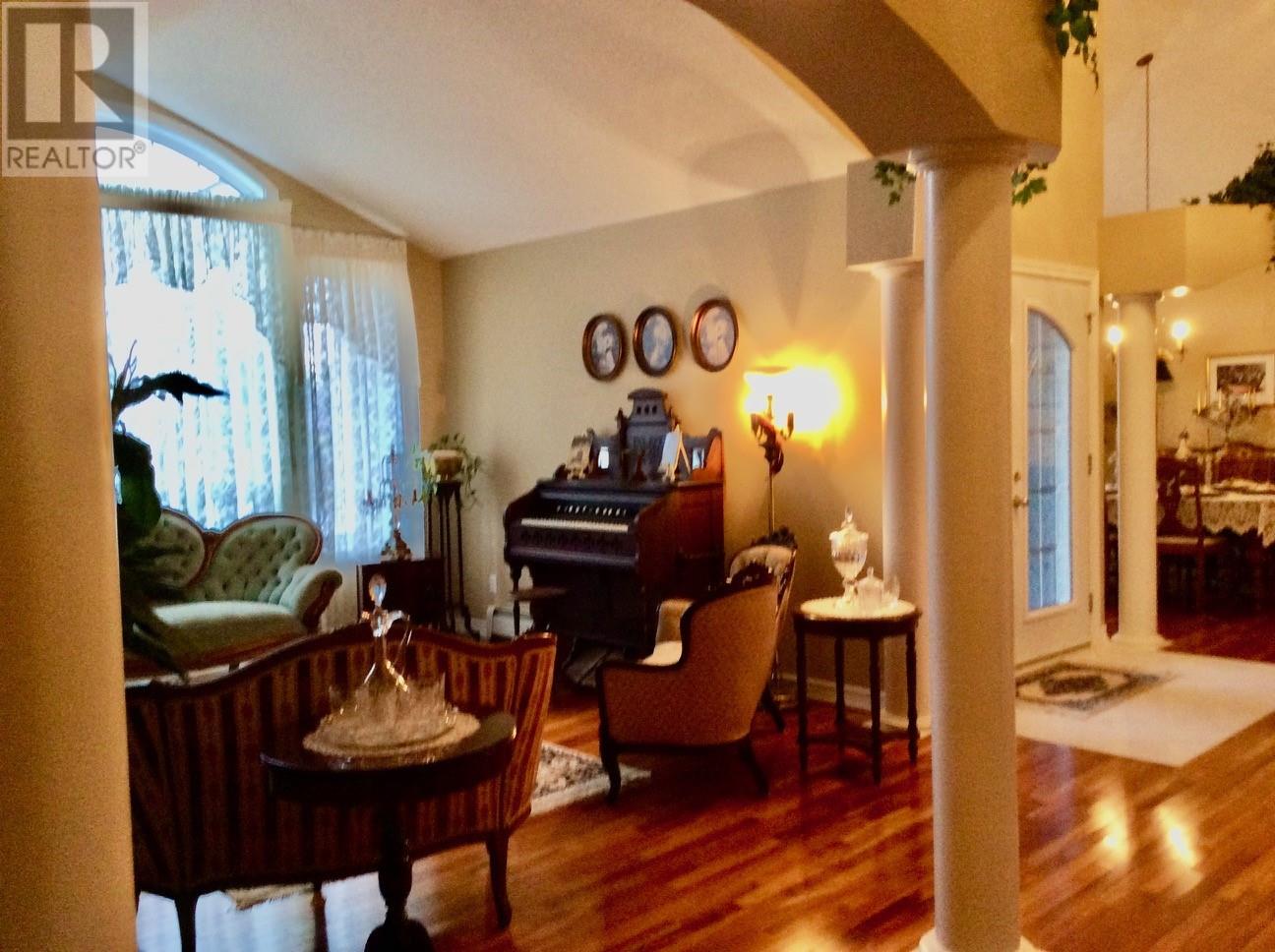 33 Colonial Avenue Property Photo 10