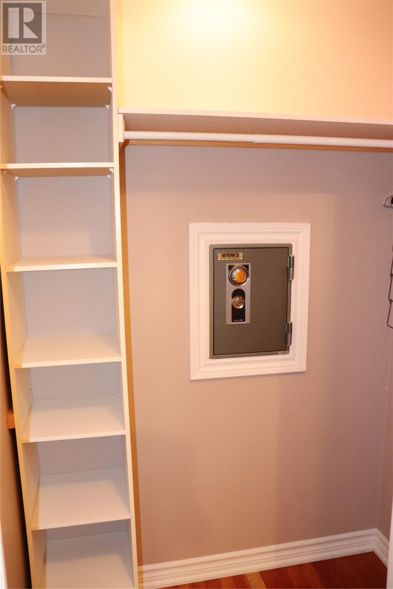 33 Colonial Avenue Property Photo 22