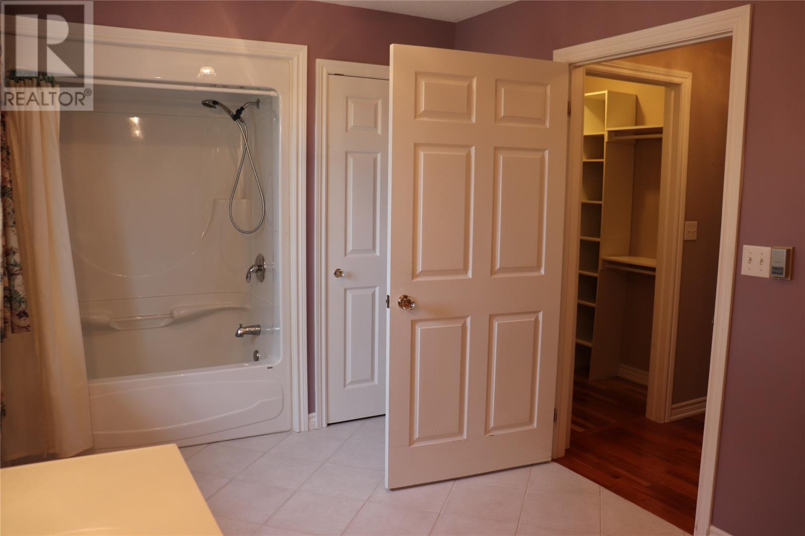 33 Colonial Avenue Property Photo 23