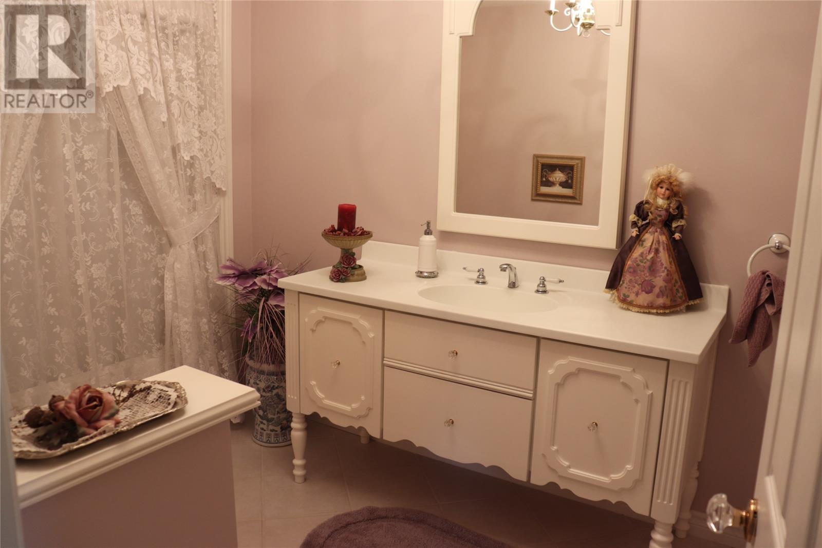 33 Colonial Avenue Property Photo 25