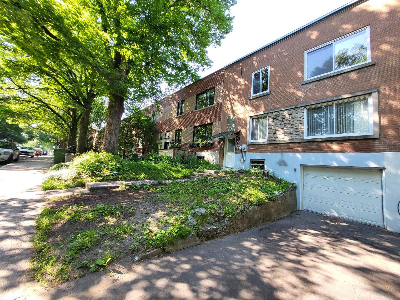 2419-2421 Av. West Hill