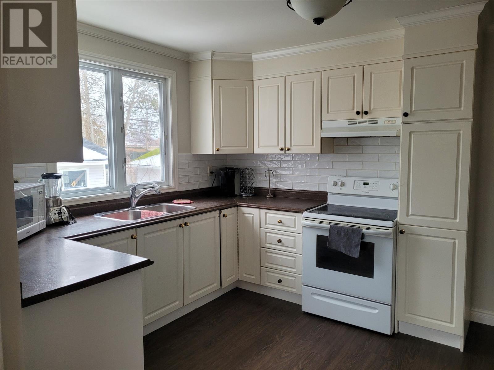 8 Eastmeadows Avenue Property Photo 9