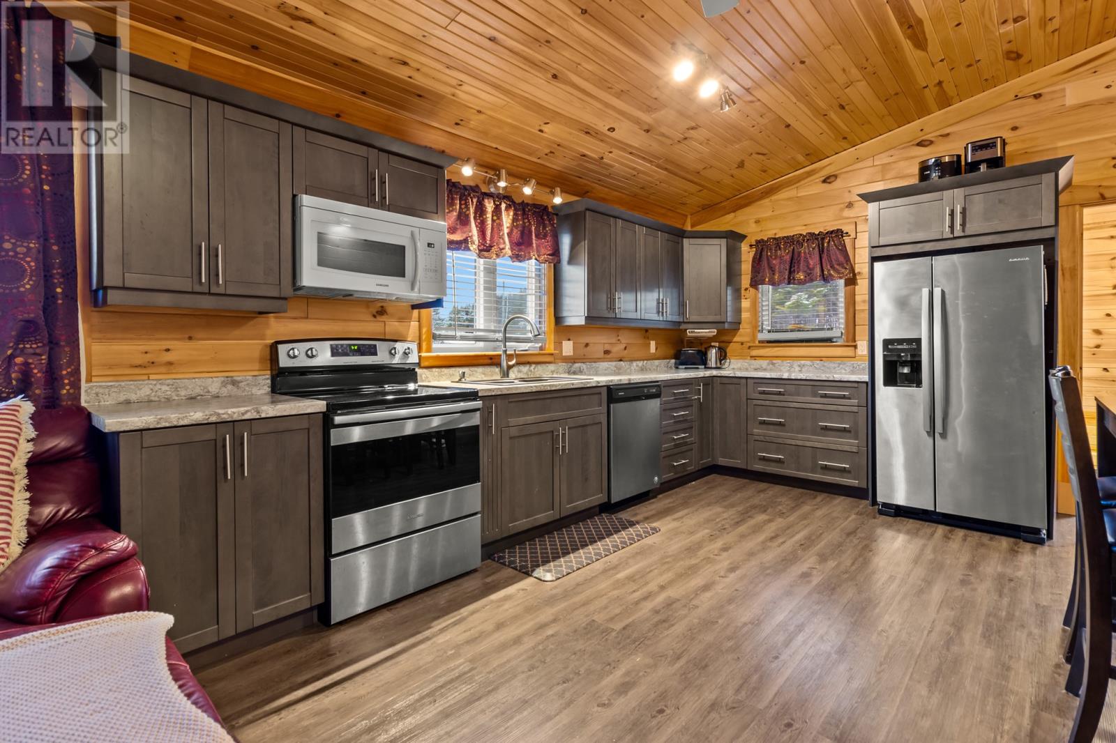 9 Comfort Cove Property Photo 6
