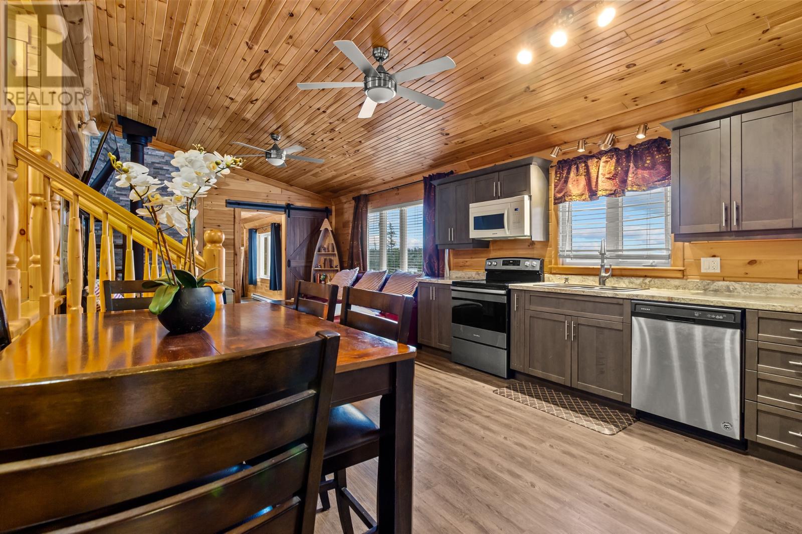 9 Comfort Cove Property Photo 7