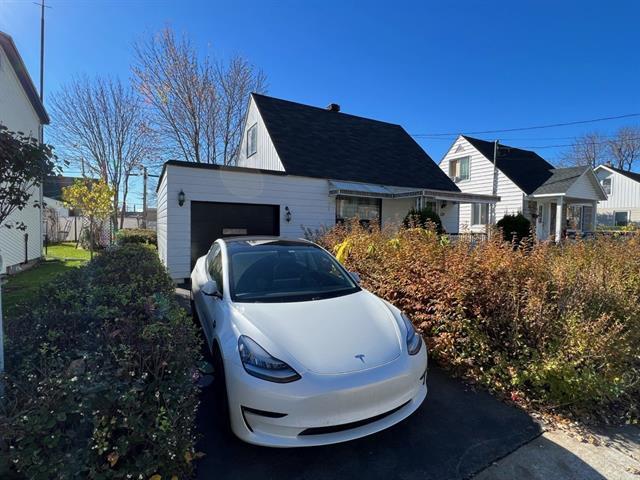 320 Av. Des Vétérans Property Photo 1