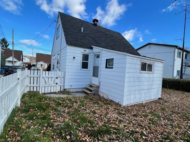 320 Av. Des Vétérans Property Photo 5