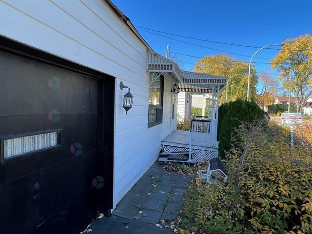 320 Av. Des Vétérans Property Photo 7