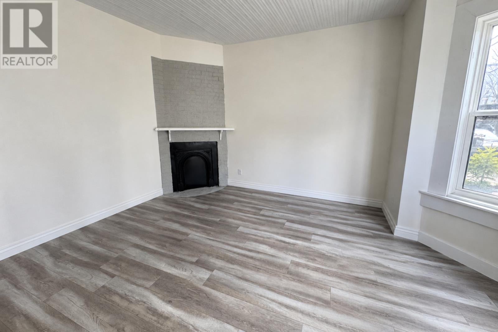 85 Cabot Street Property Photo 4