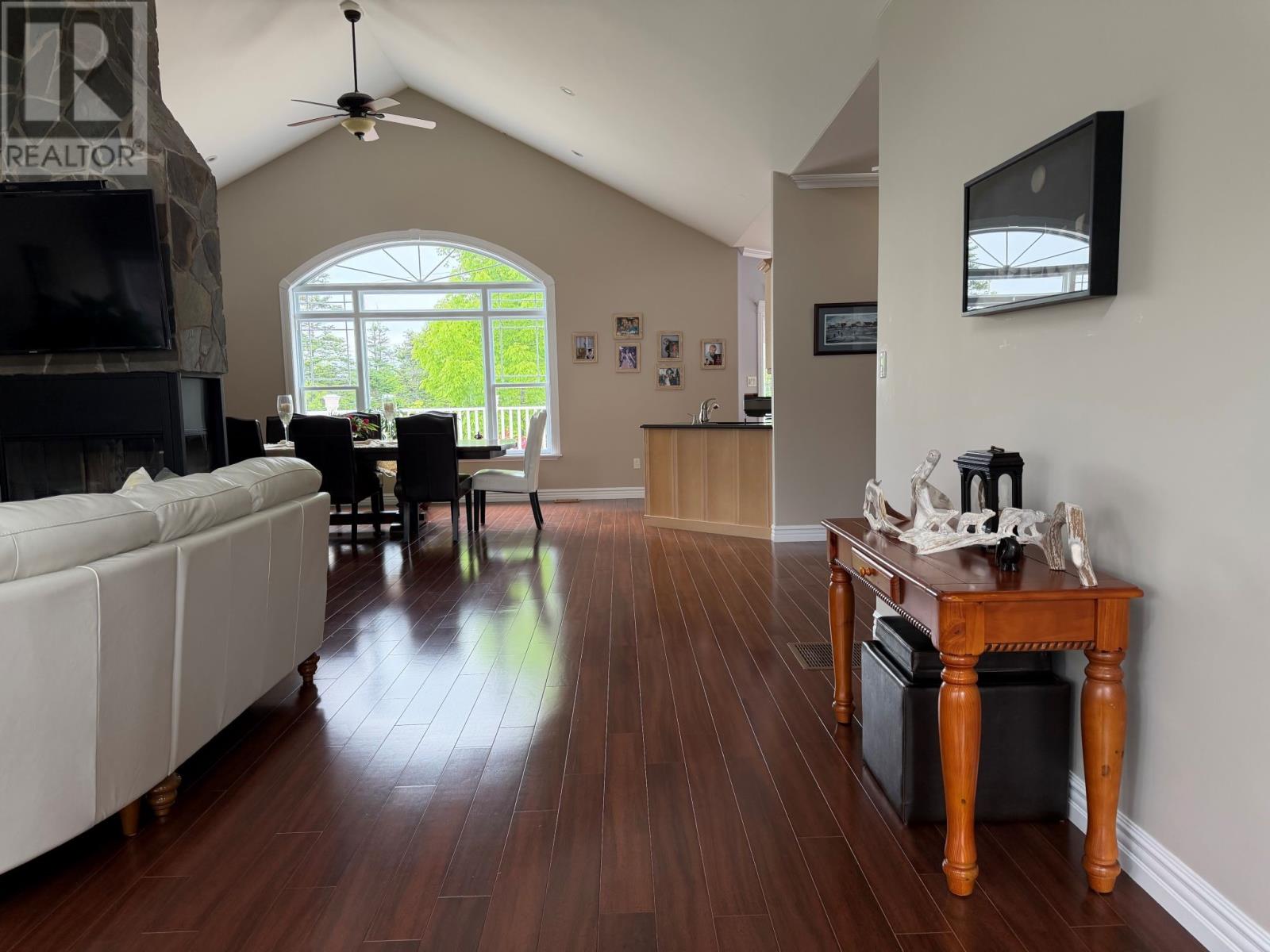 8 Lakeview Place Property Photo 25