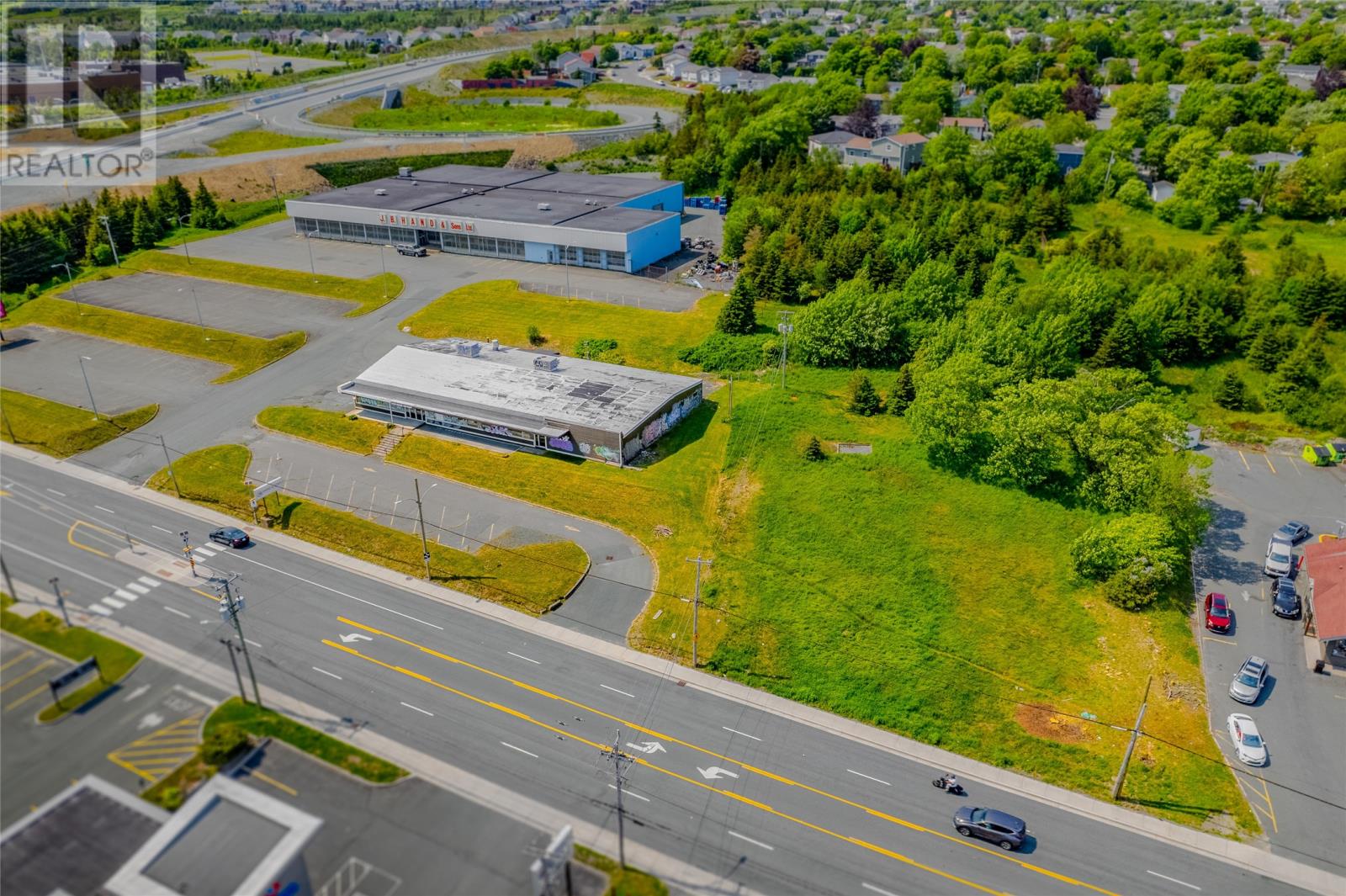 680-686 Topsail Road Property Photo 7