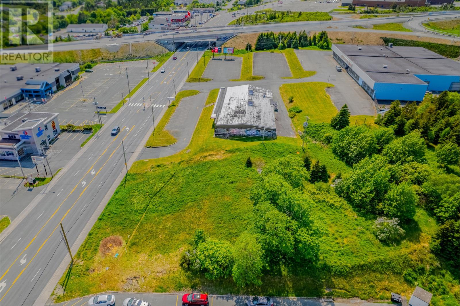 680-686 Topsail Road Property Photo 9