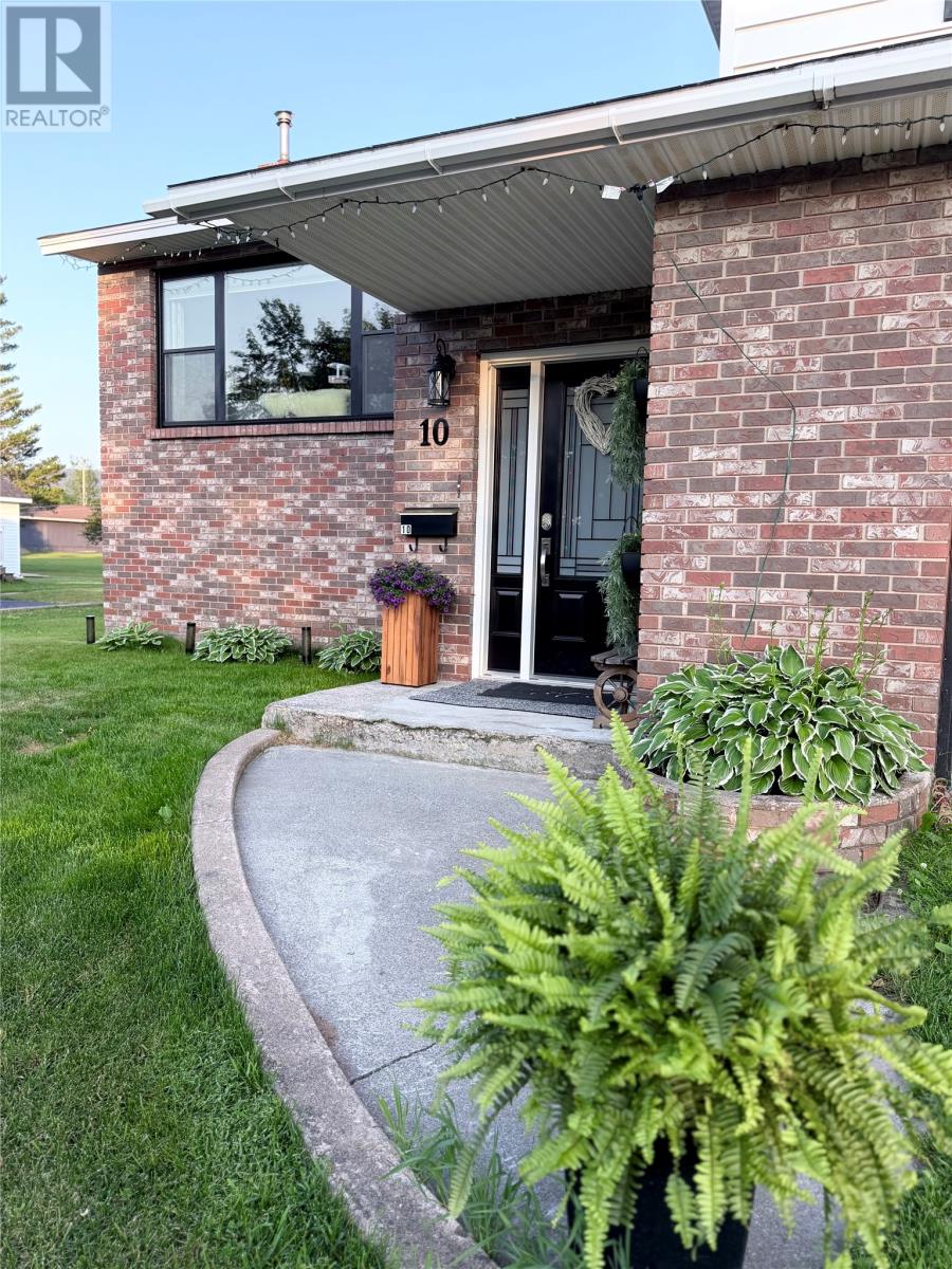 10 Castlewood Drive Property Photo 2