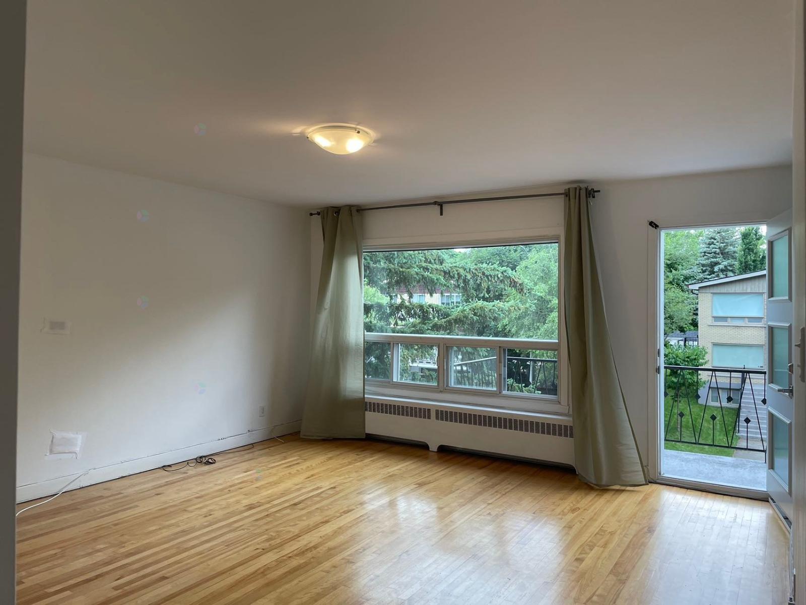 560 Rue Le Royer, #2 Property Photo 2