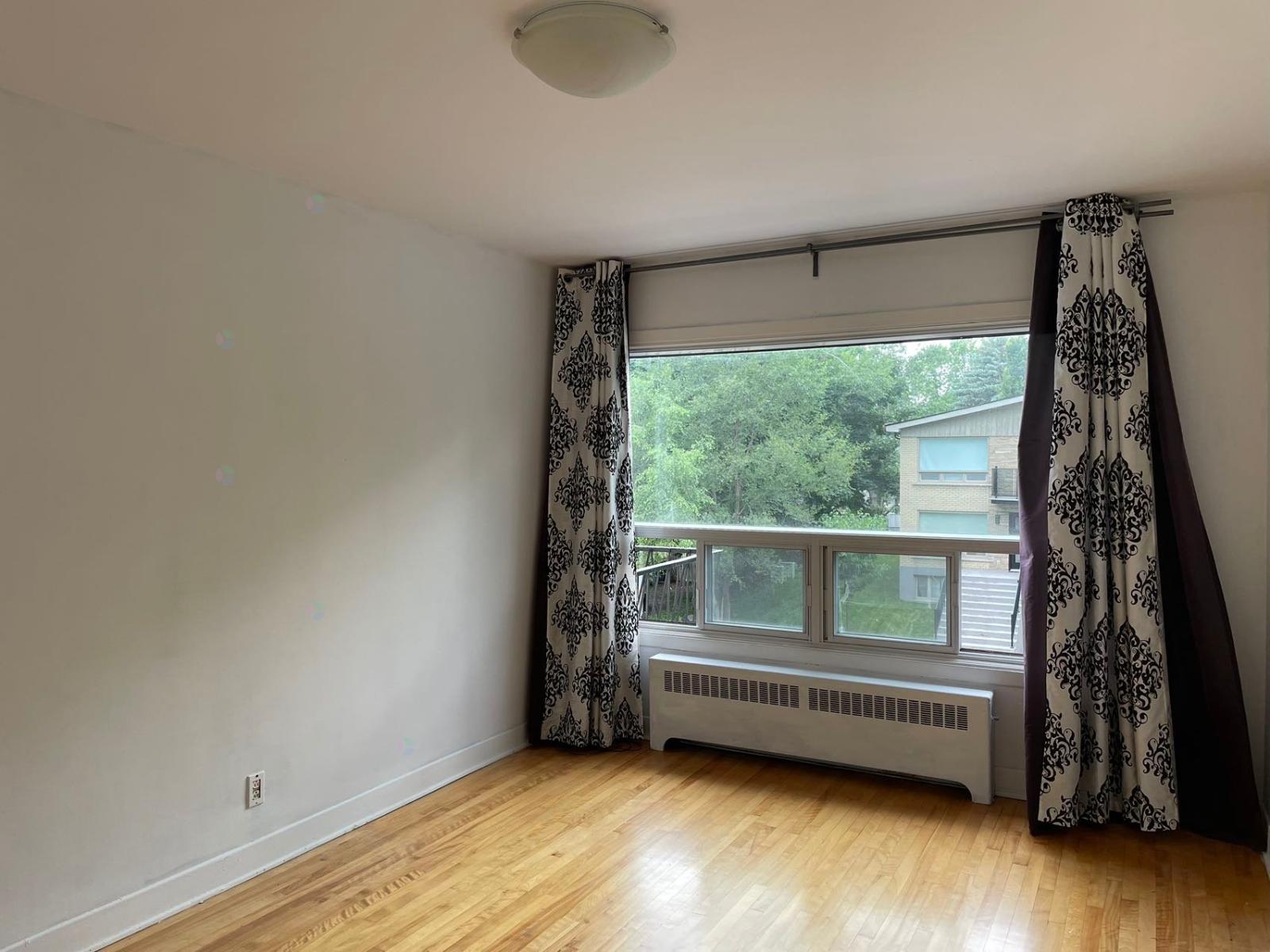 560 Rue Le Royer, #2 Property Photo 3