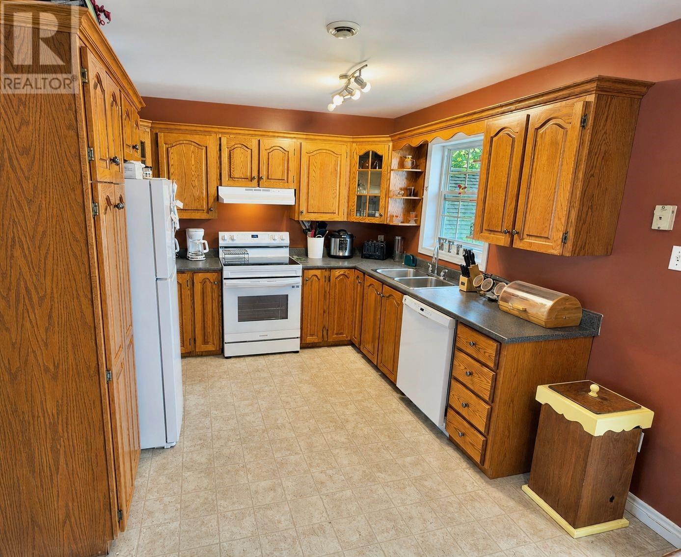 3 White Rose Place Property Photo 15