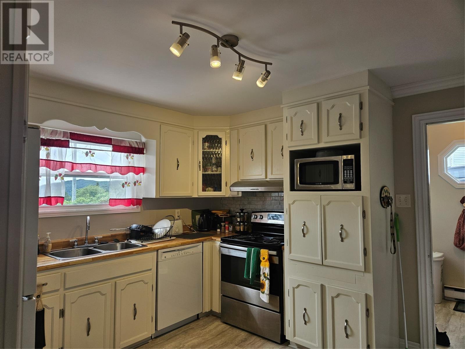 2 Old Settlement Hill Property Photo 11