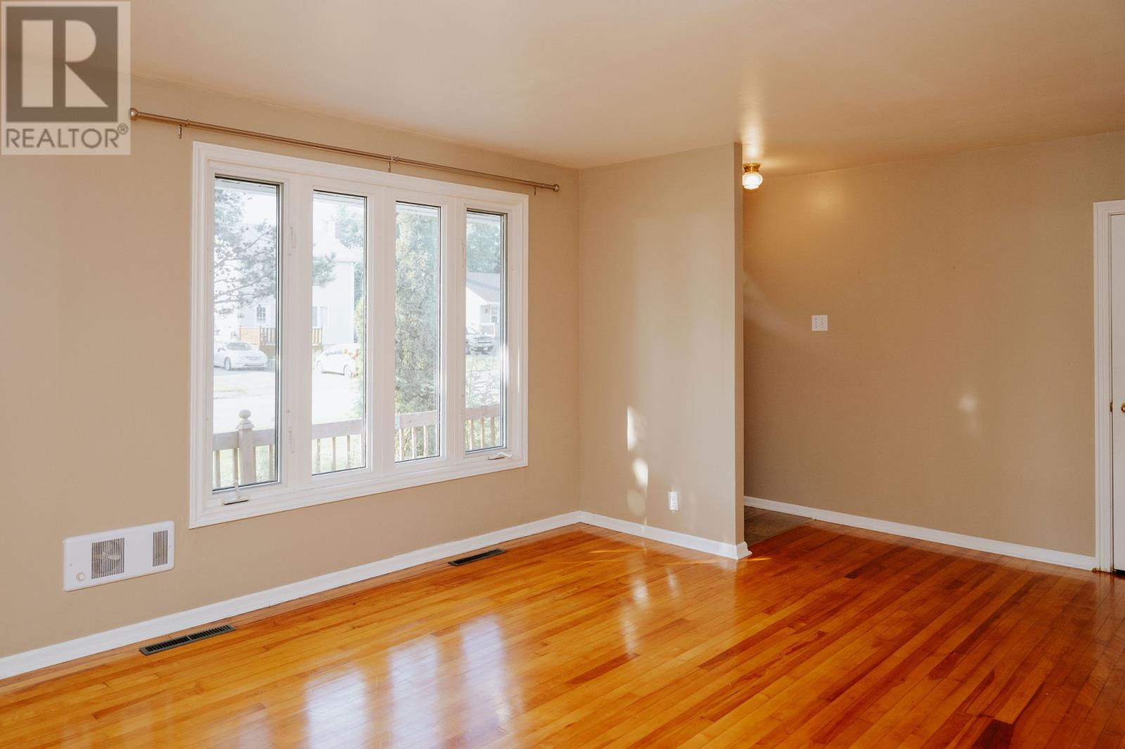 49 Hawker Crescent Property Photo 4