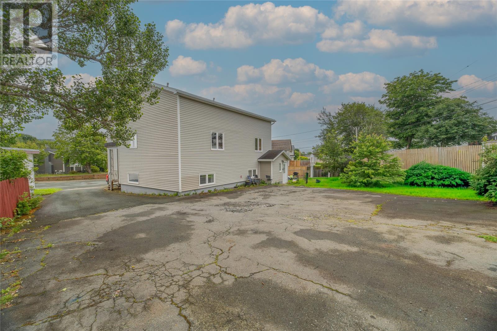 26 Lloyd Crescent Property Photo 4